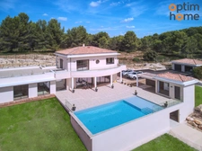 Aix SUD - centre ville à 10 Mn, IBS à 15 mn. Vente superbe villa contemporaine de 2023 de 400 m2 exposée Sud, en position dominante avec vue dégagée, au calme et sans vis à vis