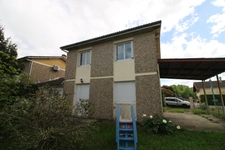 Maison avec garage – Idéalement située à Saint-Sulpice-de-Faleyrens