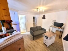Tulle centre Petit appartement avec local commercial