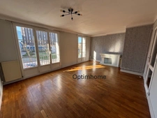 Cet appartement de 3 pièces en centre-ville est une belle opportunité, Avec son ascenseur et sa situation, il offre un accès facile et un cadre de vie agréable.