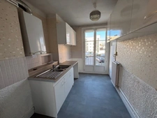 Cet appartement de 3 pièces en centre-ville est une belle opportunité, Avec son ascenseur et sa situation, il offre un accès facile et un cadre de vie agréable.