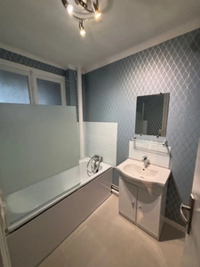 Cet appartement de 3 pièces en centre-ville est une belle opportunité, Avec son ascenseur et sa situation, il offre un accès facile et un cadre de vie agréable.