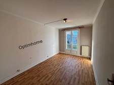 Cet appartement de 3 pièces en centre-ville est une belle opportunité, Avec son ascenseur et sa situation, il offre un accès facile et un cadre de vie agréable.