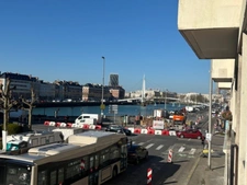 Cet appartement de 3 pièces en centre-ville est une belle opportunité, Avec son ascenseur et sa situation, il offre un accès facile et un cadre de vie agréable.