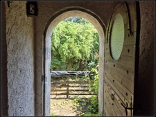 EXCLUSIVITÉ – Propriété de charme à vendre à 2 km de Fourcès (32250) – Site naturel exceptionnel avec bois privé, étang, source et dépendances