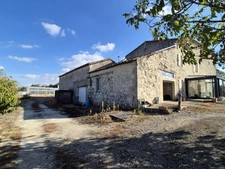 Maison en pierre avec piscine et dépendances – Vue dominante sur la campagne gersoise