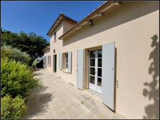 maison plain-pied, jardin arboré, moulin ancien