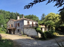 EXCLUSIVITÉ – Propriété de charme à vendre à 2 km de Fourcès (32250) – Site naturel exceptionnel avec bois privé, étang, source et dépendances