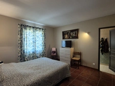 Propriété avec 3,4 has, dépendance sécurisée de 320 m², maison plain-pied plus sous-sol, et vue dominante aux portes d'Agen