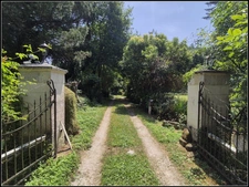 EXCLUSIVITÉ – Propriété de charme à vendre à 2 km de Fourcès (32250) – Site naturel exceptionnel avec bois privé, étang, source et dépendances