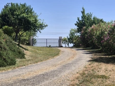 Propriété avec 3,4 has, dépendance sécurisée de 320 m², maison plain-pied plus sous-sol, et vue dominante aux portes d'Agen