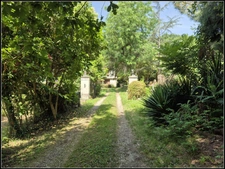 EXCLUSIVITÉ – Propriété de charme à vendre à 2 km de Fourcès (32250) – Site naturel exceptionnel avec bois privé, étang, source et dépendances