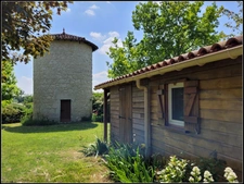 maison plain-pied, jardin arboré, moulin ancien