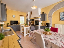 Maison en pierre avec piscine et dépendances – Vue dominante sur la campagne gersoise