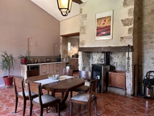 Charmante maison en pierre au cœur d'un village gersois