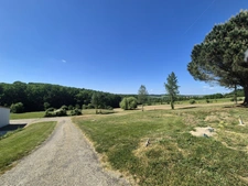 Propriété avec 3,4 has, dépendance sécurisée de 320 m², maison plain-pied plus sous-sol, et vue dominante aux portes d'Agen