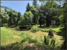 EXCLUSIVITÉ – Propriété de charme à vendre à 2 km de Fourcès (32250) – Site naturel exceptionnel avec bois privé, étang, source et dépendances