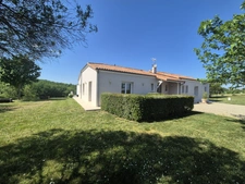 Propriété avec 3,4 has, dépendance sécurisée de 320 m², maison plain-pied plus sous-sol, et vue dominante aux portes d'Agen