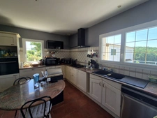 Propriété avec 3,4 has, dépendance sécurisée de 320 m², maison plain-pied plus sous-sol, et vue dominante aux portes d'Agen