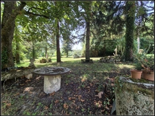 EXCLUSIVITÉ – Propriété de charme à vendre à 2 km de Fourcès (32250) – Site naturel exceptionnel avec bois privé, étang, source et dépendances