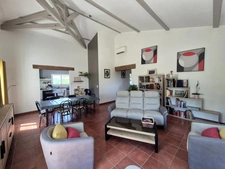 Propriété avec 3,4 has, dépendance sécurisée de 320 m², maison plain-pied plus sous-sol, et vue dominante aux portes d'Agen