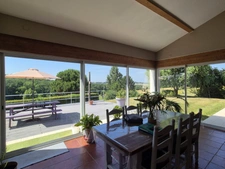 Propriété avec 3,4 has, dépendance sécurisée de 320 m², maison plain-pied plus sous-sol, et vue dominante aux portes d'Agen