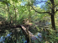 EXCLUSIVITÉ – Propriété de charme à vendre à 2 km de Fourcès (32250) – Site naturel exceptionnel avec bois privé, étang, source et dépendances