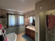 Propriété avec 3,4 has, dépendance sécurisée de 320 m², maison plain-pied plus sous-sol, et vue dominante aux portes d'Agen