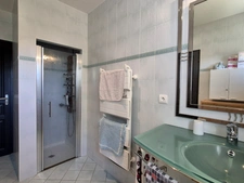 Propriété avec 3,4 has, dépendance sécurisée de 320 m², maison plain-pied plus sous-sol, et vue dominante aux portes d'Agen