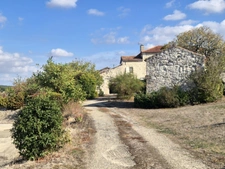 Maison en pierre avec piscine et dépendances – Vue dominante sur la campagne gersoise