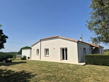 Propriété avec 3,4 has, dépendance sécurisée de 320 m², maison plain-pied plus sous-sol, et vue dominante aux portes d'Agen