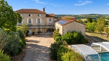 Maison en pierre avec piscine et dépendances – Vue dominante sur la campagne gersoise