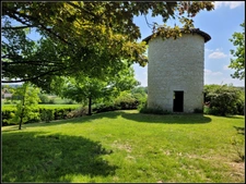 maison plain-pied, jardin arboré, moulin ancien