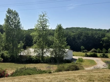 Propriété avec 3,4 has, dépendance sécurisée de 320 m², maison plain-pied plus sous-sol, et vue dominante aux portes d'Agen