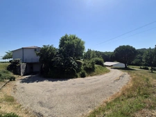 Propriété avec 3,4 has, dépendance sécurisée de 320 m², maison plain-pied plus sous-sol, et vue dominante aux portes d'Agen