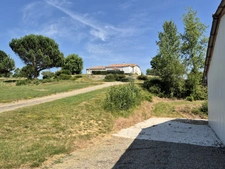 Propriété avec 3,4 has, dépendance sécurisée de 320 m², maison plain-pied plus sous-sol, et vue dominante aux portes d'Agen