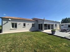 Propriété avec 3,4 has, dépendance sécurisée de 320 m², maison plain-pied plus sous-sol, et vue dominante aux portes d'Agen