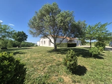 Propriété avec 3,4 has, dépendance sécurisée de 320 m², maison plain-pied plus sous-sol, et vue dominante aux portes d'Agen