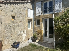 Charmante maison en pierre au cœur d'un village gersois