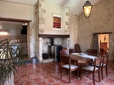 Charmante maison en pierre au cœur d'un village gersois