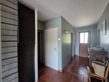 Propriété avec 3,4 has, dépendance sécurisée de 320 m², maison plain-pied plus sous-sol, et vue dominante aux portes d'Agen