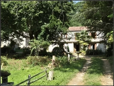 EXCLUSIVITÉ – Propriété de charme à vendre à 2 km de Fourcès (32250) – Site naturel exceptionnel avec bois privé, étang, source et dépendances