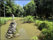 EXCLUSIVITÉ – Propriété de charme à vendre à 2 km de Fourcès (32250) – Site naturel exceptionnel avec bois privé, étang, source et dépendances