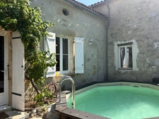 Charmante maison en pierre au cœur d'un village gersois