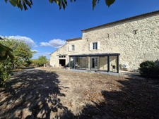 Maison en pierre avec piscine et dépendances – Vue dominante sur la campagne gersoise