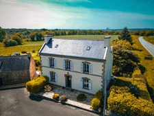 Ensemble de deux maisons et dépendances à DOUARNENEZ (29)