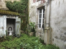 Emplacement N°1 locaux commerciaux et logement.