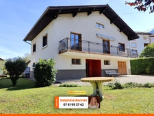 Proche centre ville de St Laurent du Pont, maison sur sous sol 4P 109 m2 avec beau jardin