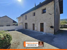 A 20 minutes de Voiron, centre village de St Joseph de Rivière, maison en pierre 4P 85 m2 avec dépendance et cour