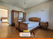 Proche centre ville de St Laurent du Pont, maison sur sous sol 4P 109 m2 avec beau jardin
